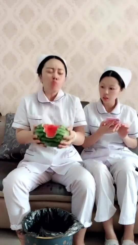 女护士吃瓜