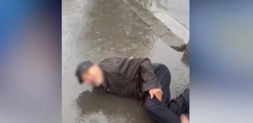 老人砍瓜吃视频