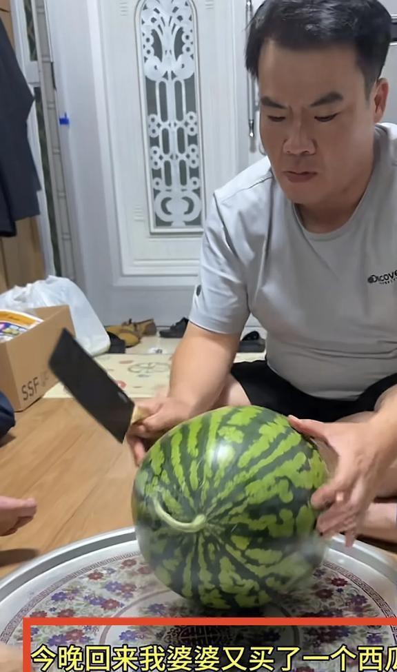 女生在现场吃瓜,女生围观美食盛宴